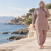 Femme portant un burkini grande taille couvrant au bord de la mer – Maison Layina