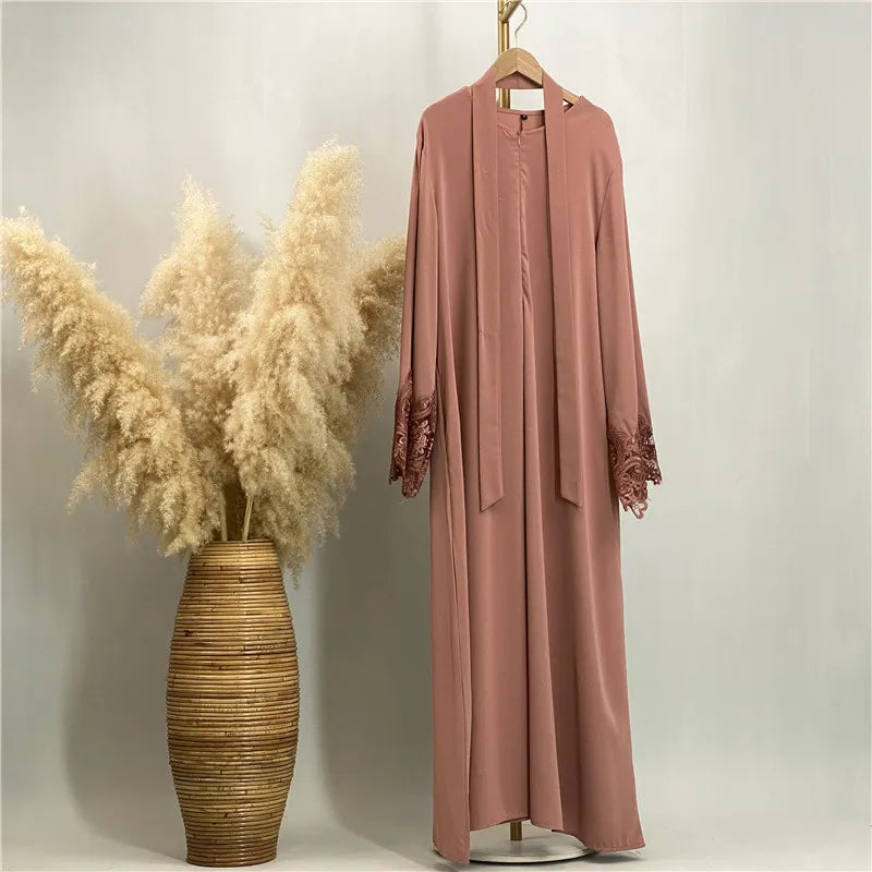 Abaya Dentelle Luxe Kebaya – présentation du modèle, vue 8