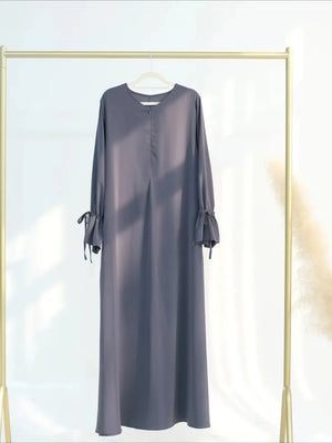 Abaya Dubaï à nœud ajustable grise pour femme – vue de face