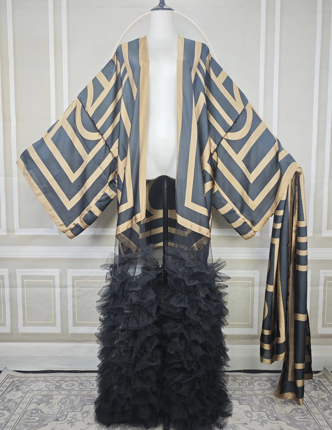 Abaya kimono graphique gris et doré ouverte avec volants noirs