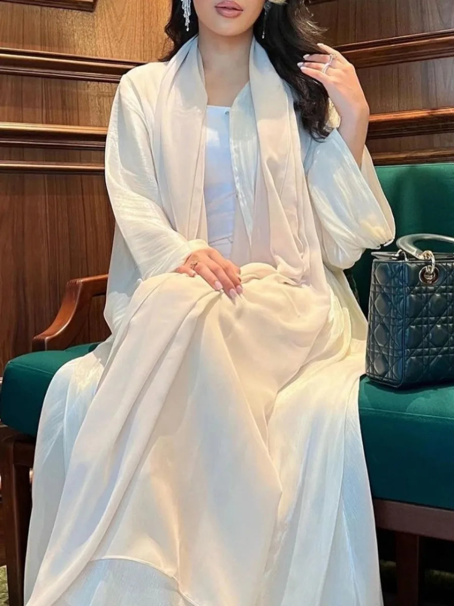 Abaya kimono satinée abricot pour femme portée assise