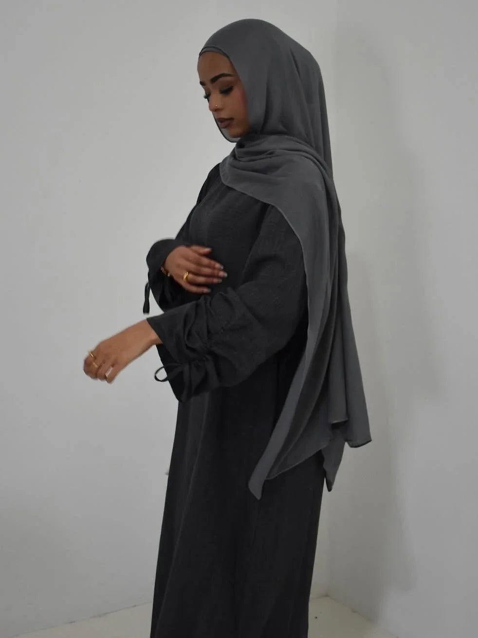 Abaya Marocaine Manches Nouées pour femme – coupe longue et finitions élégantes – Maison Layina