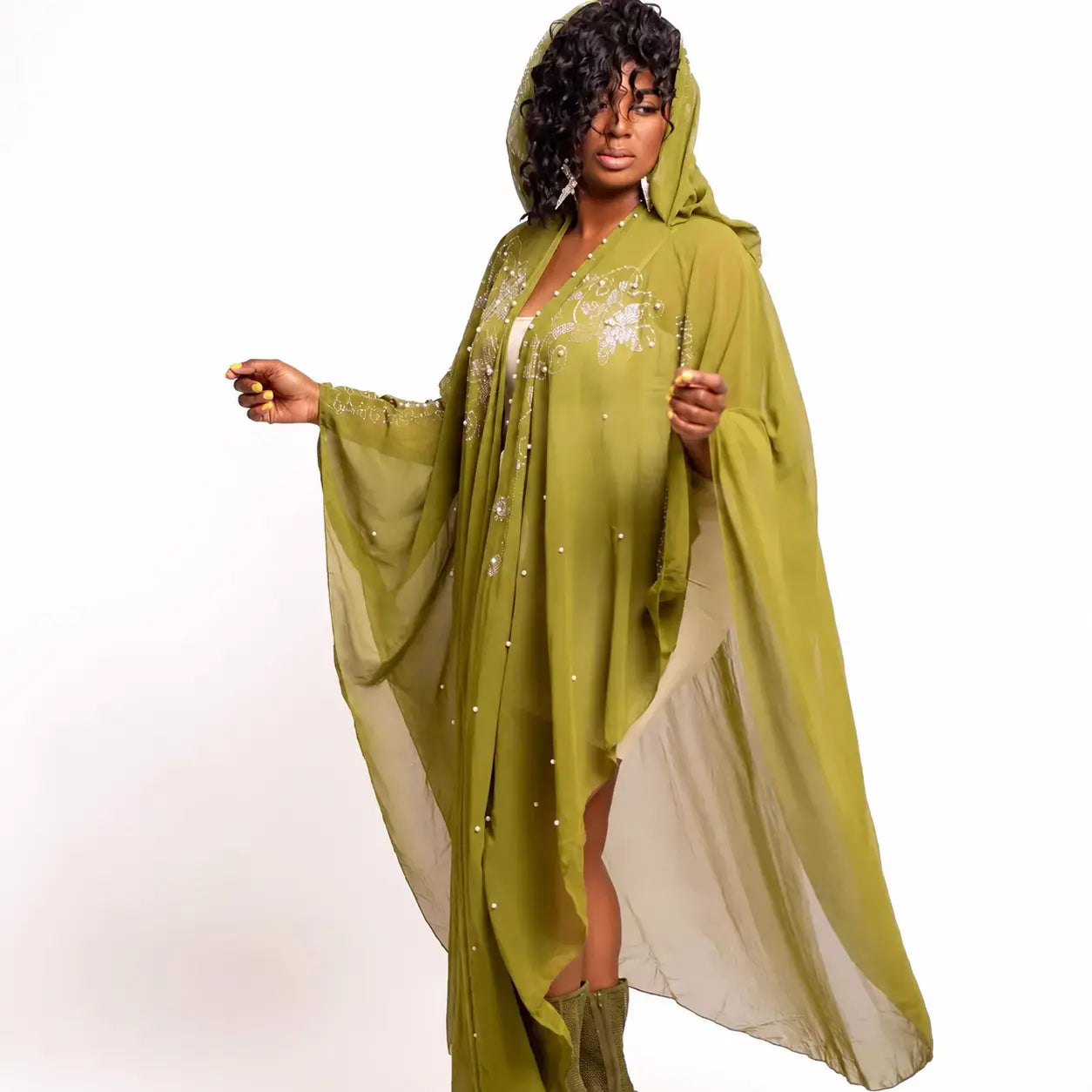 Abaya ouverte vert olive à capuche et strass – vue portée