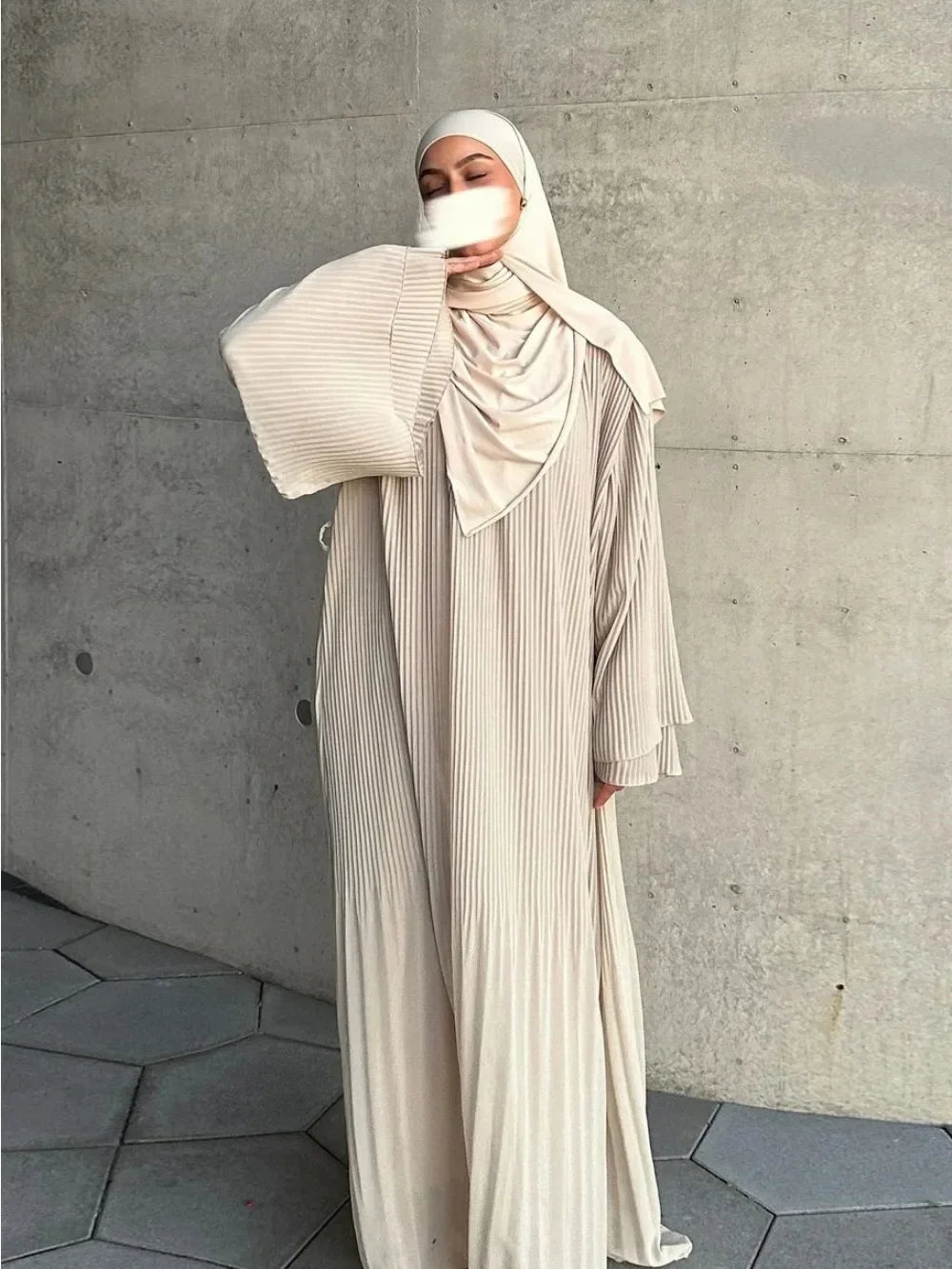Abaya Plissée Manches Évasées Pour Femme – coupe longue et finitions élégantes – Maison Layina