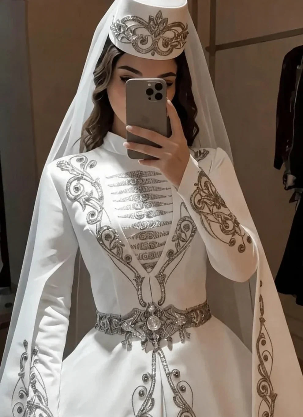 Caftan algérien blanc et or – détail des broderies