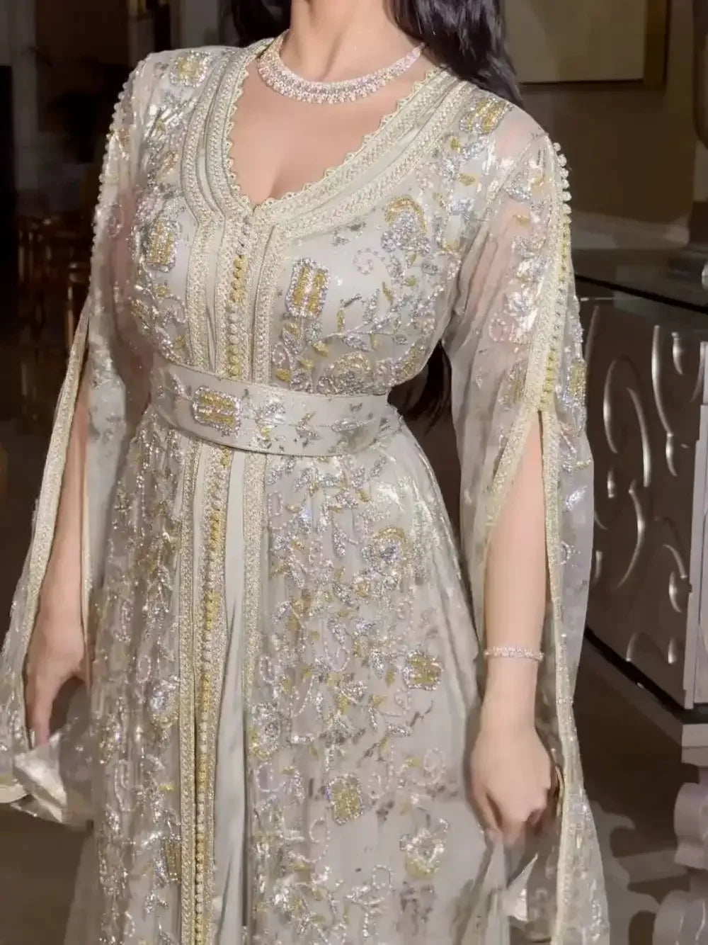 Caftan Marocain Col V Brodé Pour Femme – vue produit 2 – Maison Layina