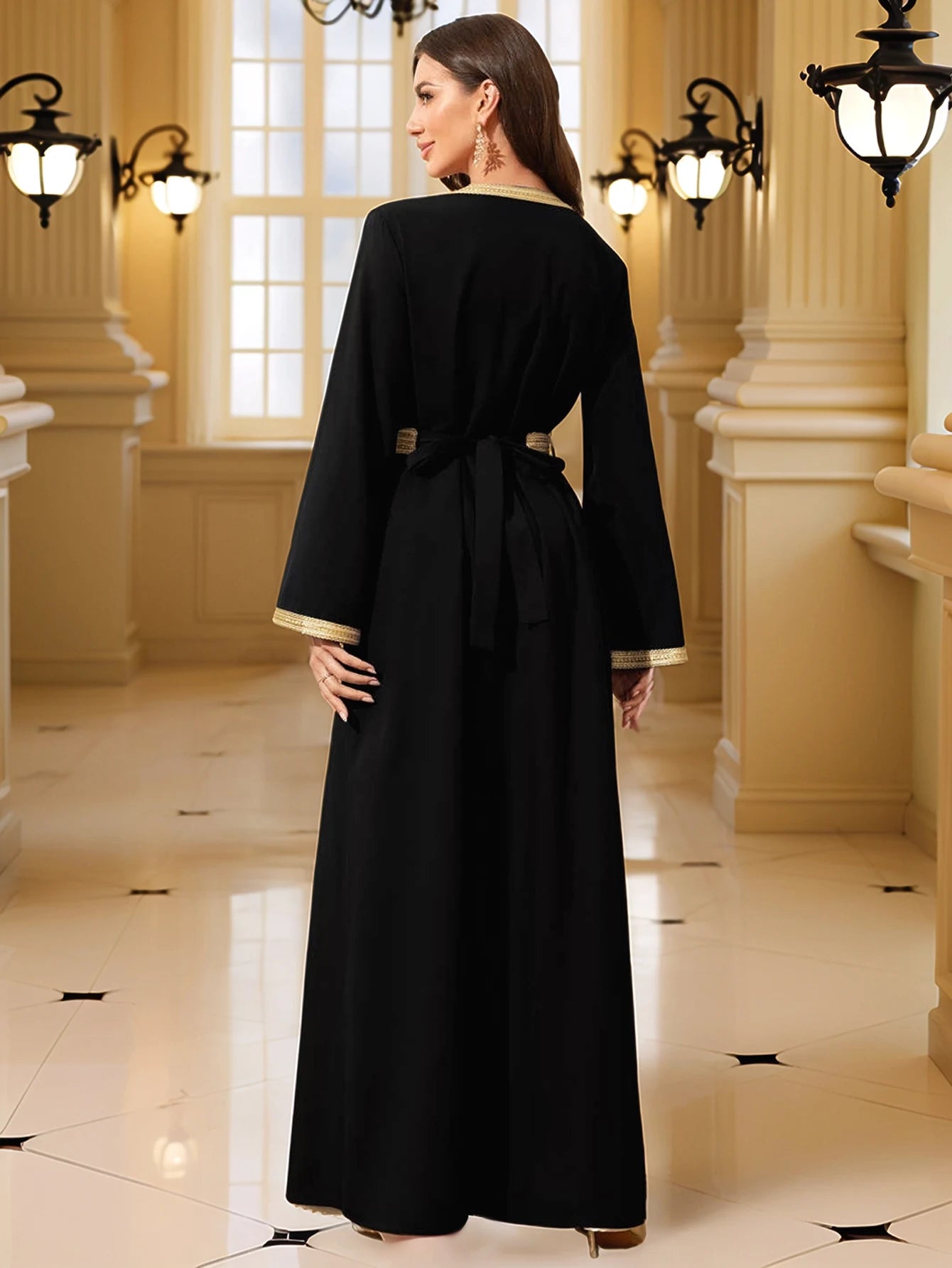 Caftan Noir Brodé Or Pour Femme – détail de la coupe