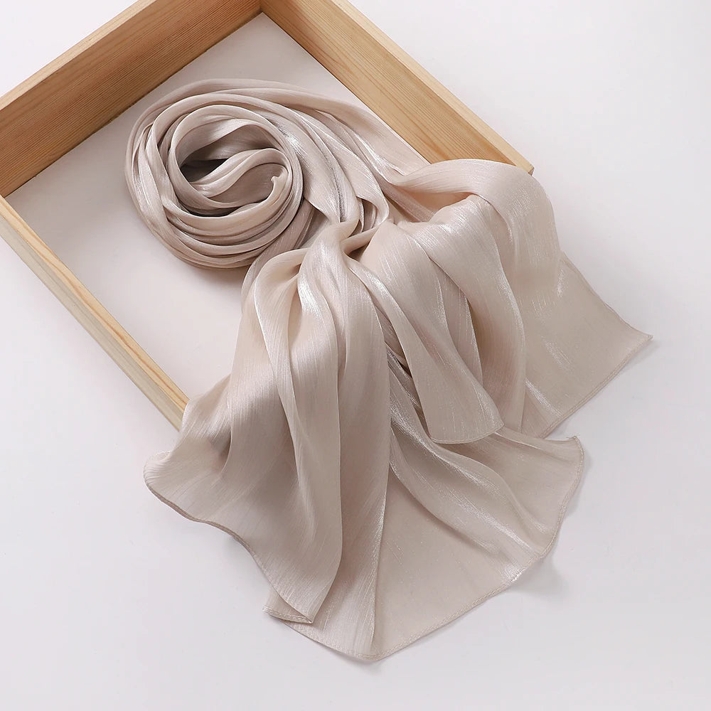 Hijab Plissé Scintillant Malaisien – Tons Naturels en beige taupe – Maison Layina