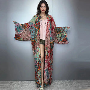 Kimono bohème patchwork à pompons porté par une femme