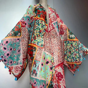 Kimono bohème patchwork à pompons – vue sur mannequin