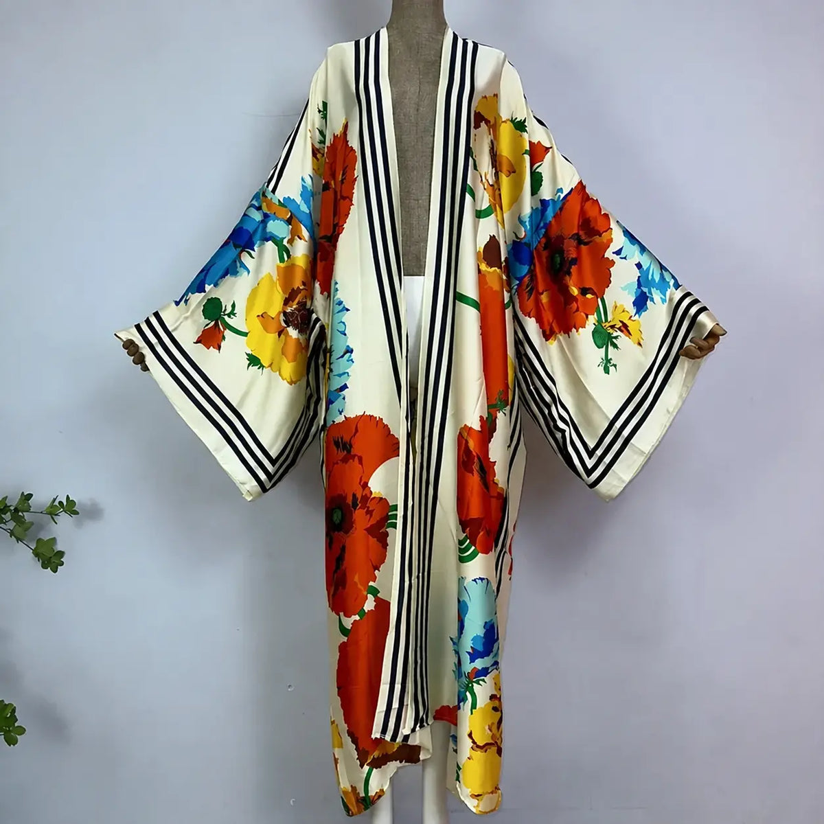 Kimono ivoire à fleurs multicolores et bordures rayées – vue complète