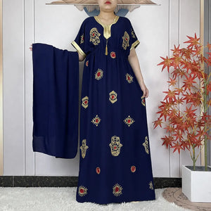 Abaya africaine bleu nuit brodée de motifs dorés et rouges avec étole