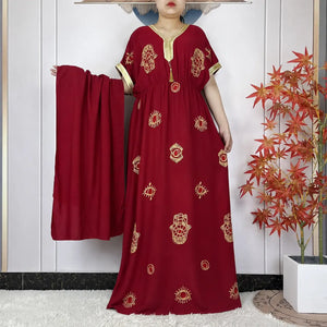 Abaya africaine bordeaux brodée de motifs dorés avec étole