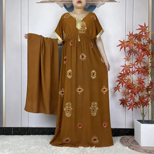 Abaya africaine caramel brodée de motifs dorés et rouges avec étole