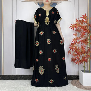 Abaya africaine noire brodée de motifs dorés et rouges avec étole