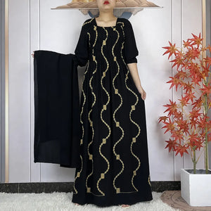 Abaya africaine noire à smocks et broderies dorées avec étole