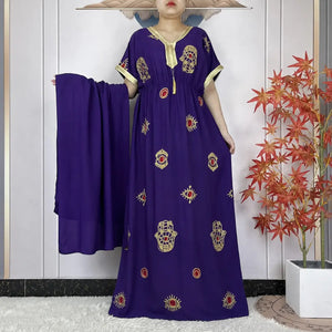 Abaya africaine violette brodée de motifs dorés et rouges avec étole