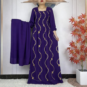 Abaya africaine violette à smocks et broderies dorées avec étole