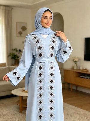 Abaya florale bleu ciel brodée portée avec hijab