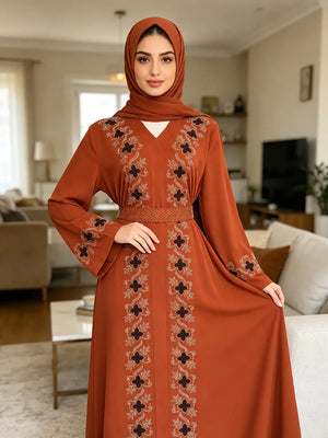 Abaya florale terracotta brodée portée avec hijab