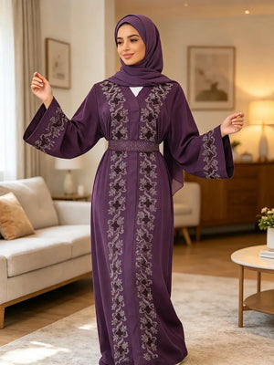 Abaya florale violet prune brodée portée avec hijab