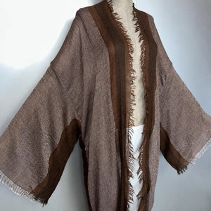 Abaya kimono rétro marron – vue de face sur mannequin