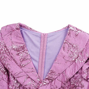Détail du col et de la fermeture d'une robe orientale africaine rose pailletée