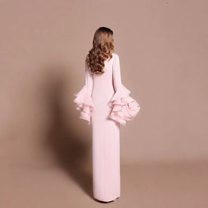 Dos de robe sirène rose pâle à manches longues volantées