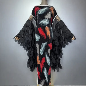 Caftan plissé noir à motif plumes multicolores – vue complète