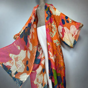 Kimono boho imprimé floral orange pour femme – vue portée