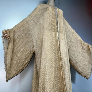 Kimono caftan beige texturé pour femme – vue portée