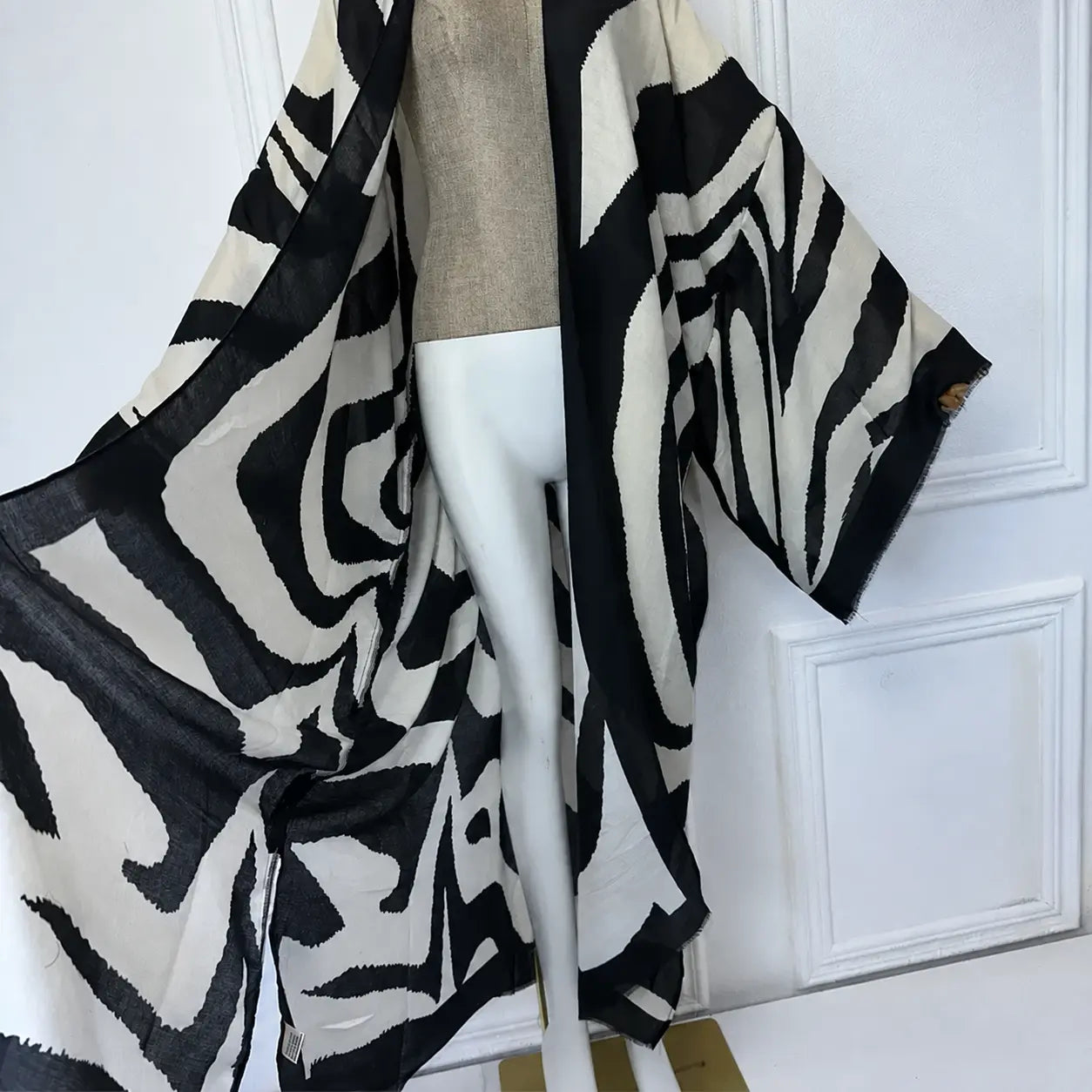 Kimono cardigan zèbre noir et ivoire sur mannequin – vue ouverte