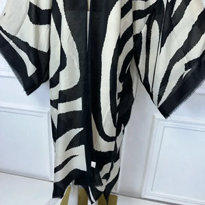 Kimono cardigan imprimé zèbre noir et ivoire – détail du tombé