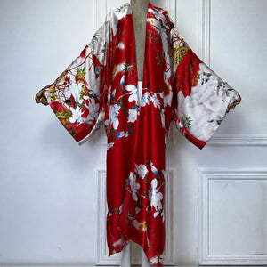 Kimono long en satin rouge à fleurs blanches – vue complète