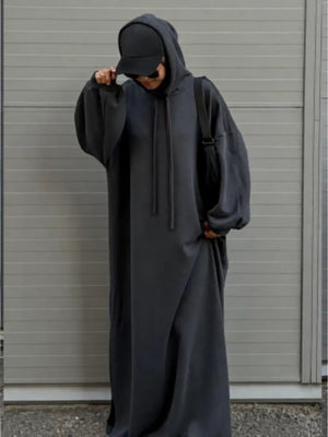 Robe longue à capuche saoudienne gris anthracite portée