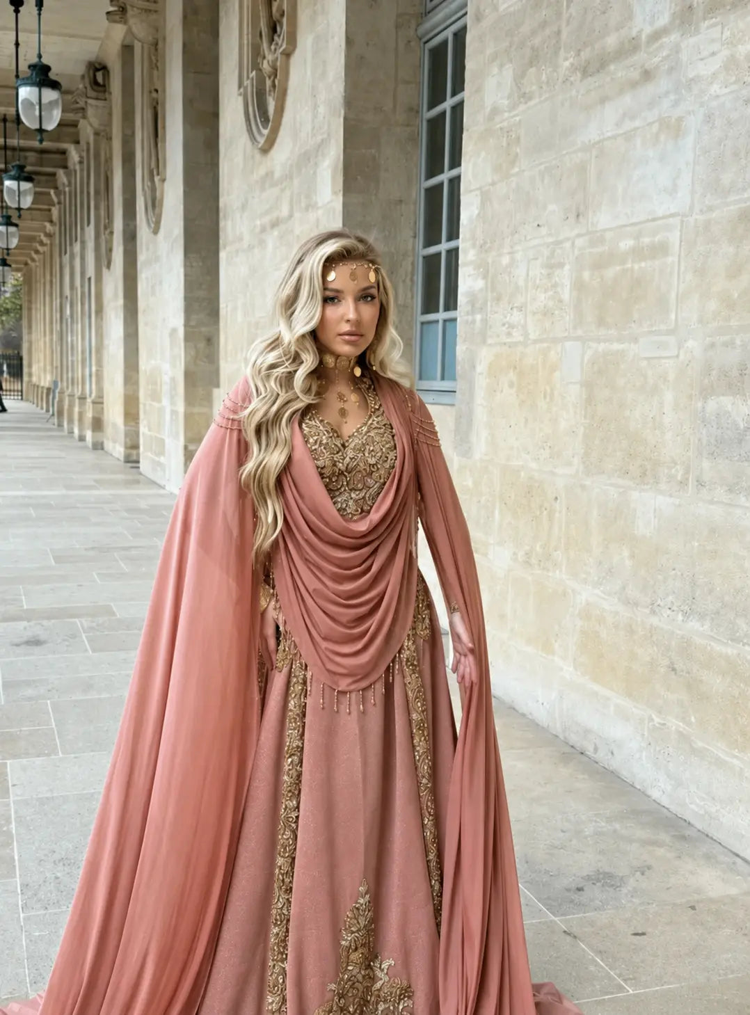 Robe Chaouia rose poudré à cape longue et plastron brodé doré