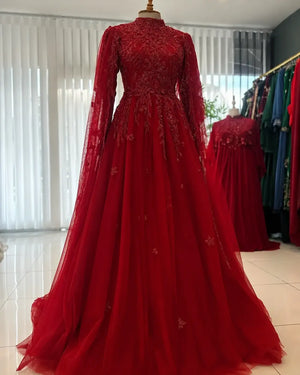 Robe orientale rouge à col haut et cape perlée vue frontale
