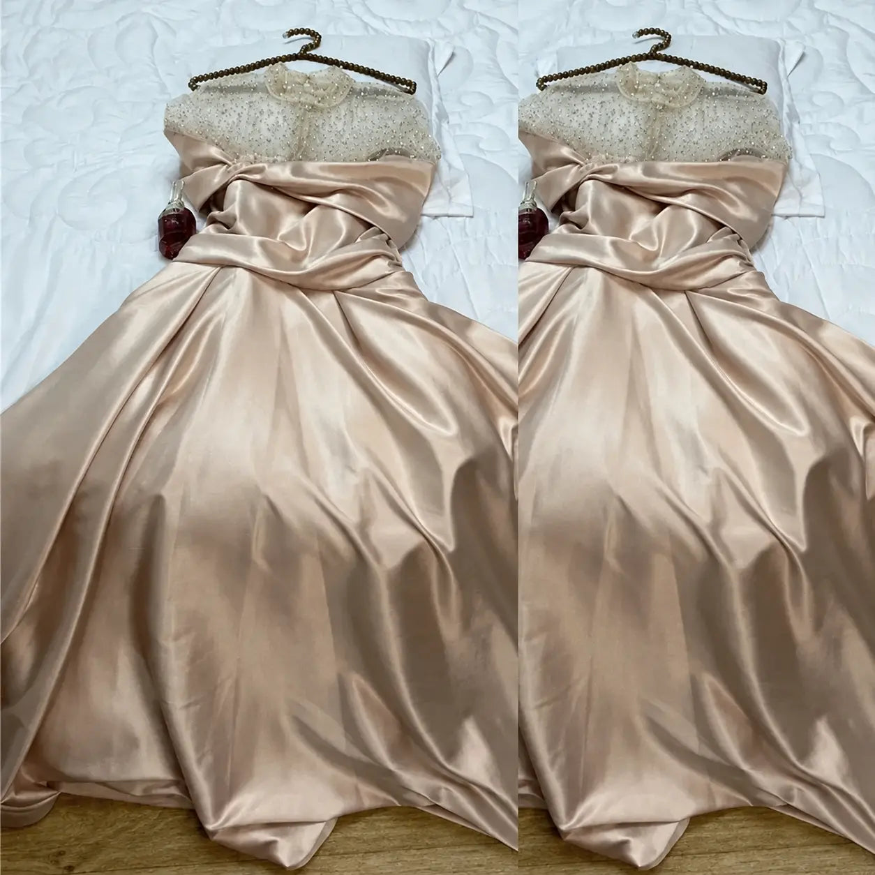 Robe orientale satinée champagne à col haut perlé présentée à plat