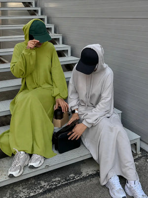 Robes longues à capuche saoudiennes vert anis et gris clair portées