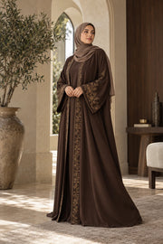 Femme portant une abaya marron brodée et un hijab taupe – Maison Layina