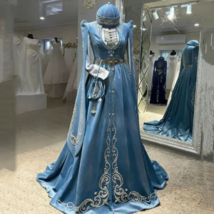 Robe Mariage Circassienne Bleu Gris Brodée – vue principale – Maison Layina
