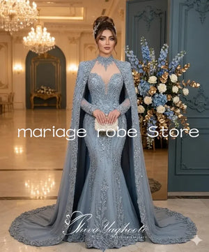 Robe Orientale Argentée à Cape et Perles – vue principale