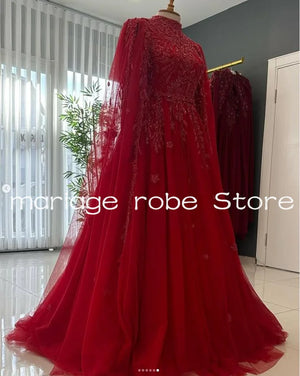 Robe Orientale Rouge à Cape et Perles – vue produit 2 – Maison Layina