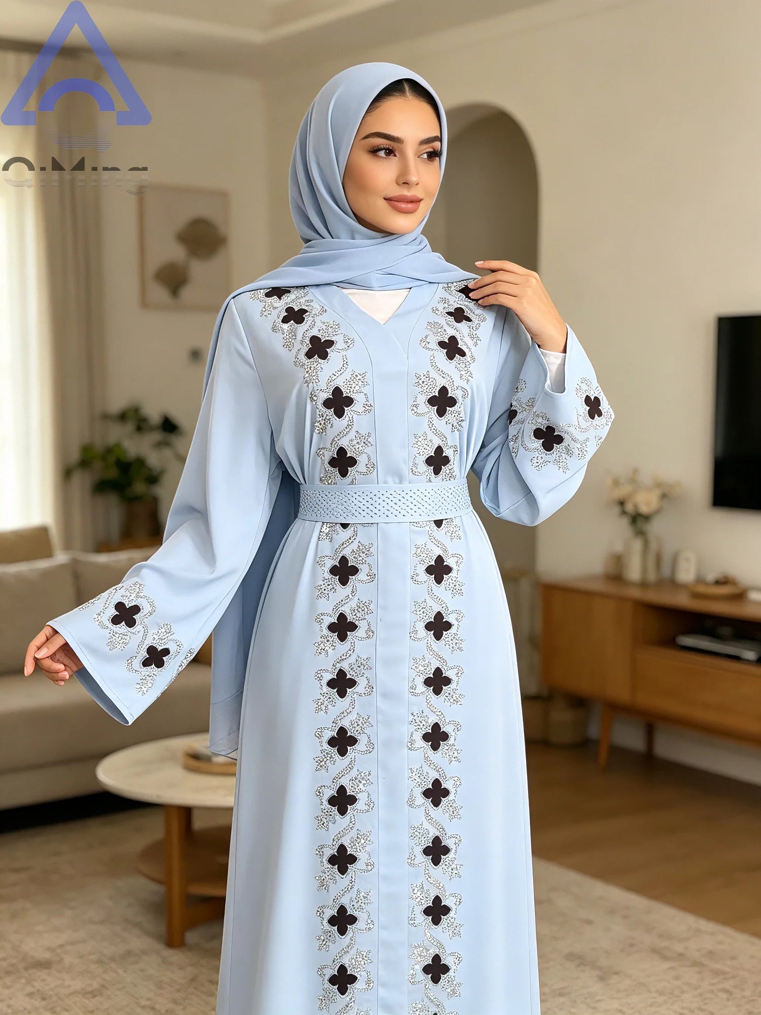 Abaya Florale Fermée Luxe Dubaï – présentation du modèle, vue 4