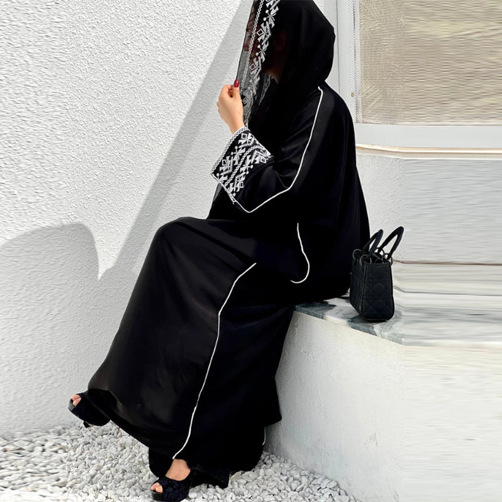 Abaya Brodée Noire ou Hijab Assorti – vue principale