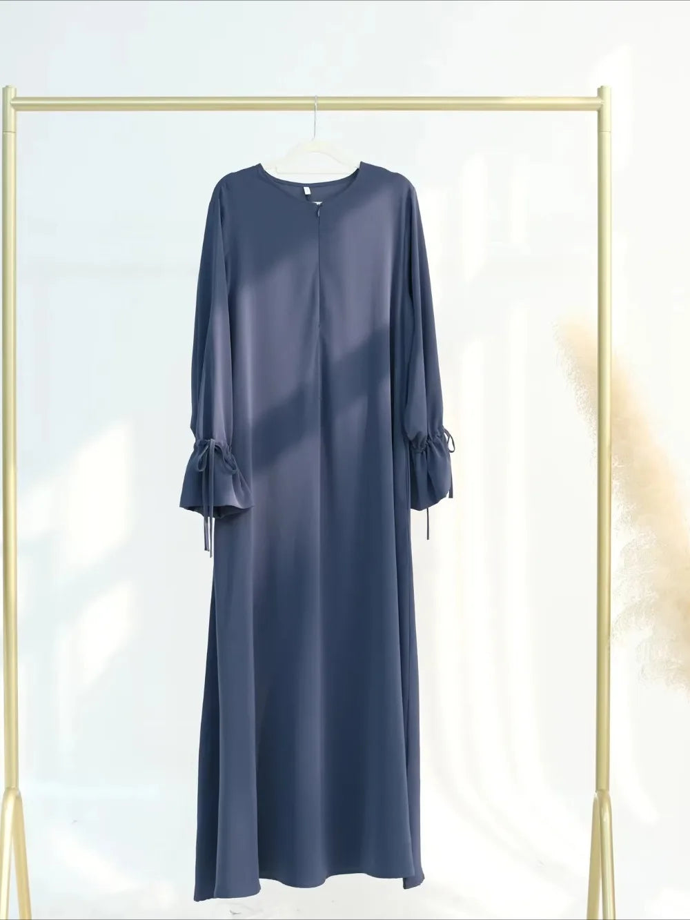 Abaya Dubaï à nœud ajustable bleue pour femme – vue de face