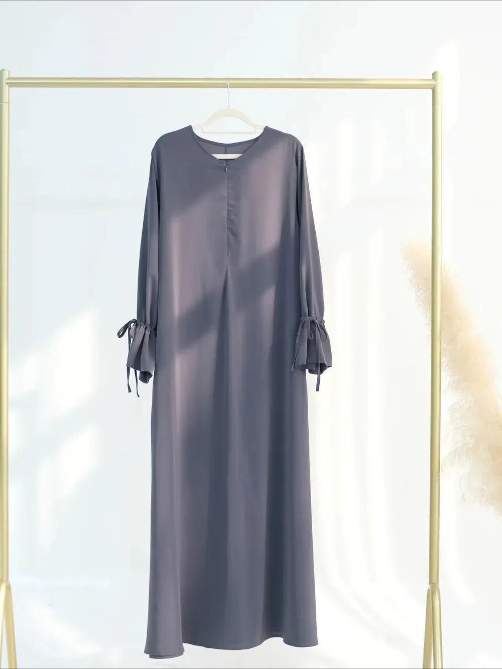 Abaya Dubaï à nœud ajustable grise pour femme – vue de face