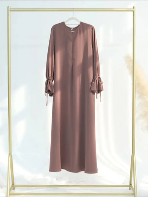 Abaya Dubaï à nœud ajustable kaki pour femme – vue de face