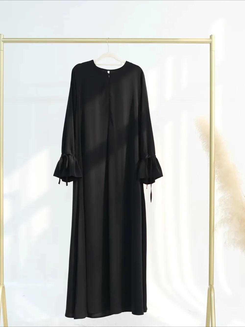 Abaya Dubaï à nœud ajustable noire pour femme – vue de face