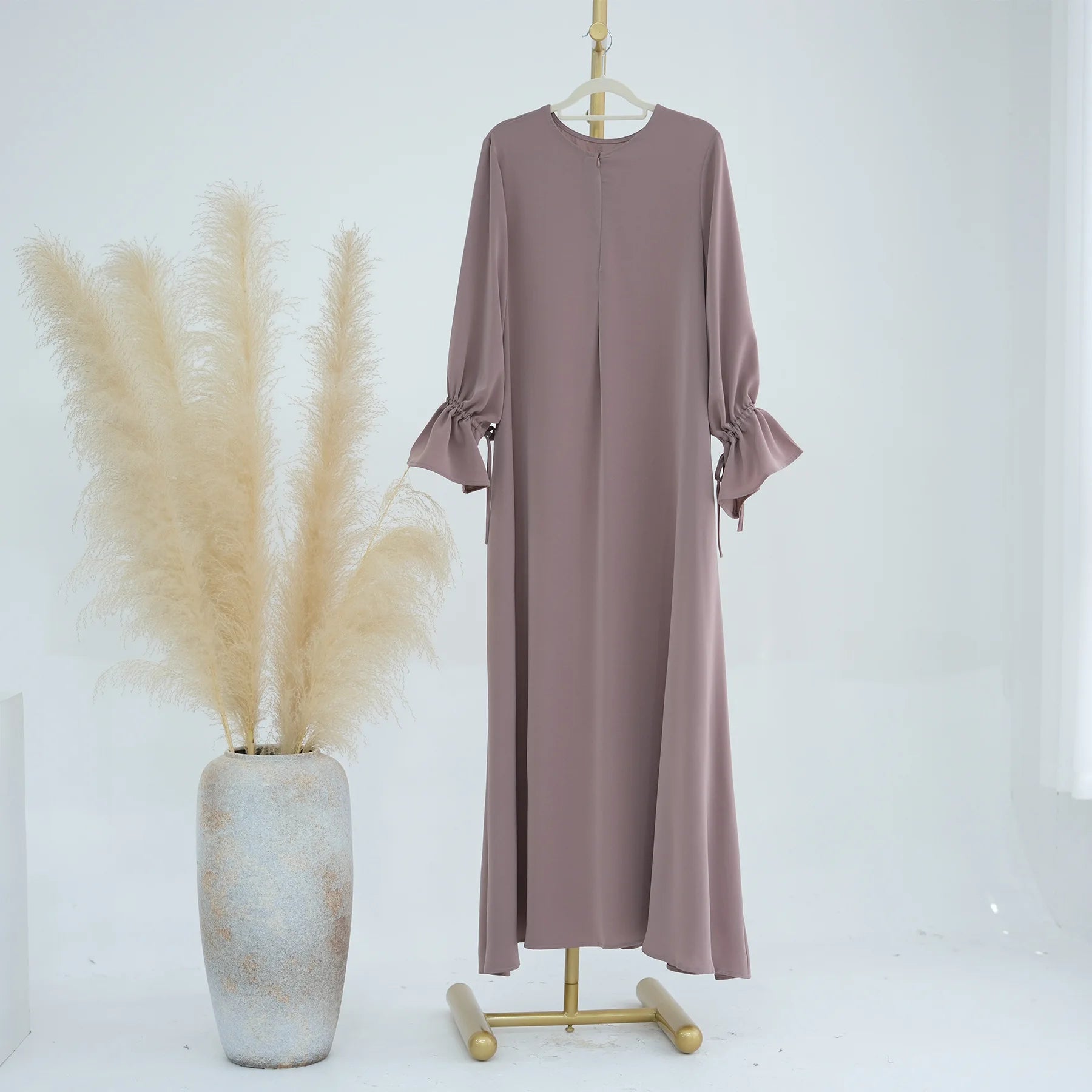 Abaya Dubaï à nœud ajustable rose foncé pour femme – vue de face